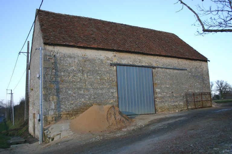 La grange à l'écart.