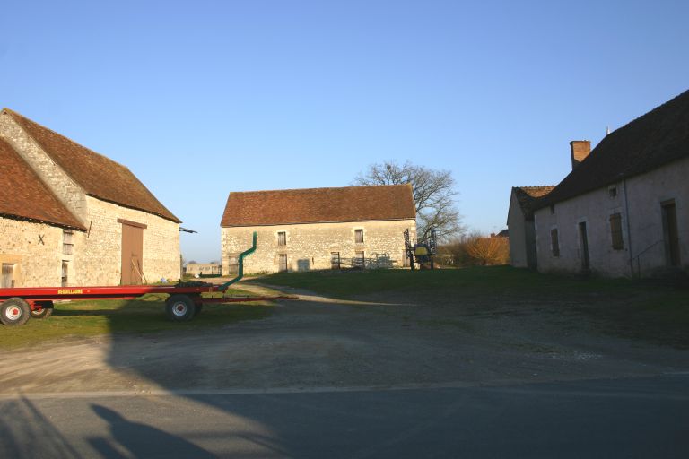 Ferme à la sortie du bourg, vue d'ensemble.