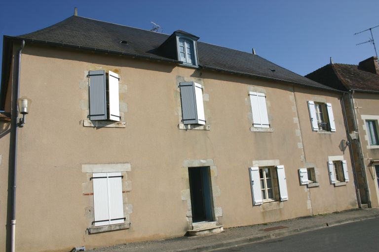 Maison couverte en ardoise.