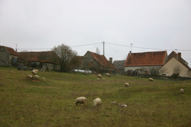 Village vu de la route en contrebas.
