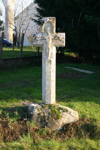 Croix à l'entrée du village.
