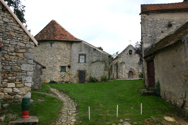 Eglise et une partie de l'ancien rempart.