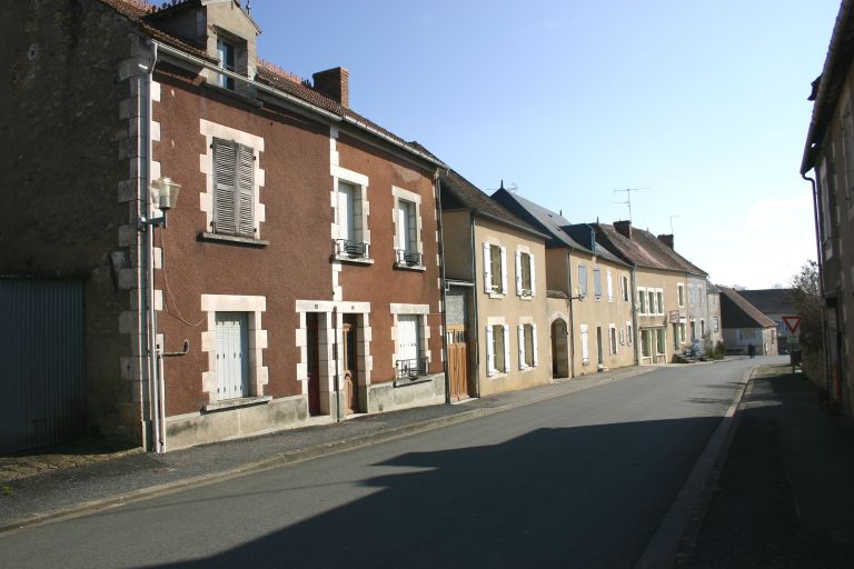 Rue du Bosquet, avec des bâtiments du 19e siècle.