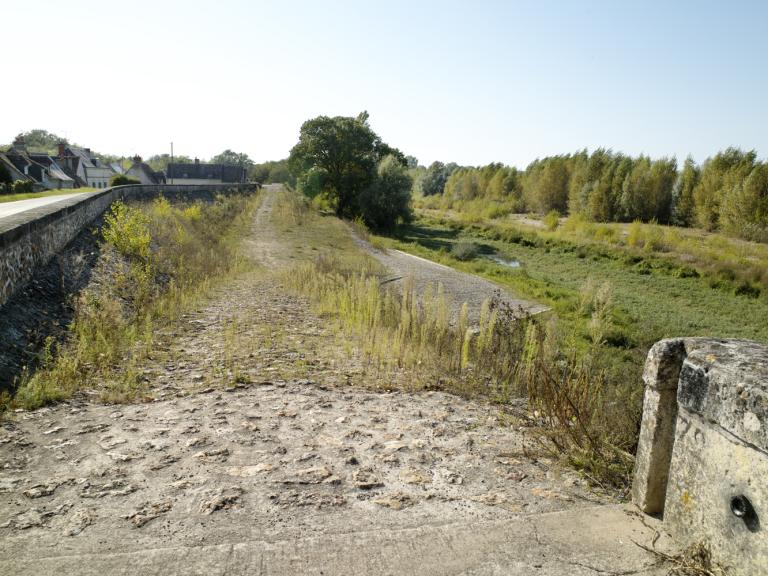 Perré en amont du pont : escalier.