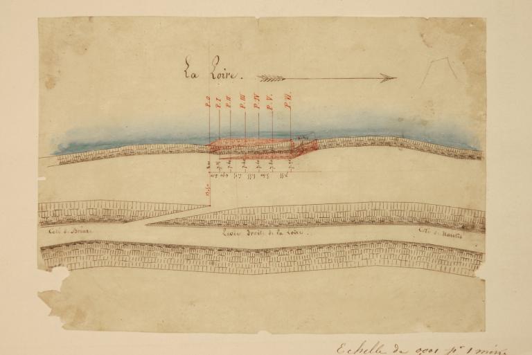 Amont du pont : mur de quai et escalier surmontés d'un remblai d'un mètre environ.