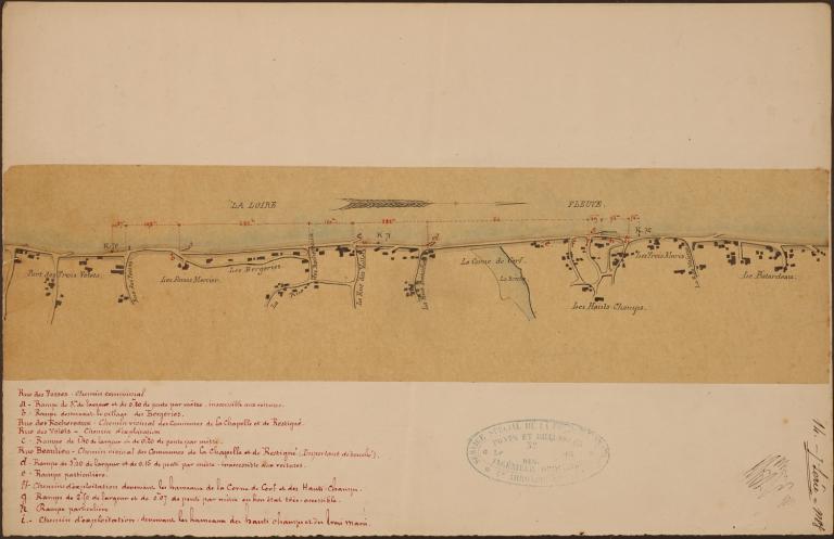 Abords du pont suspendu de Saint-Symphorien, rive gauche, vue prise vers l'aval. La rampe et la cale abreuvoir simple situées en amont du pont sont visibles. Carte postale ancienne (début XXe siècle).
