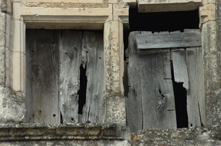 Lucarne de droite, vue de l'extérieur : détail de la partie inférieure de la fenêtre.