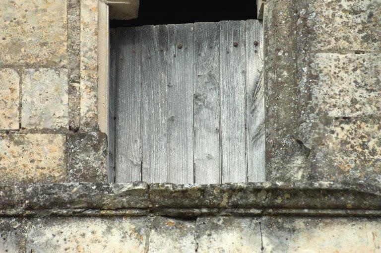 Lucarne de gauche, vue de l'extérieur : détail de la partie inférieure de la fenêtre, avec un vantail qui n'est pas d'origine.