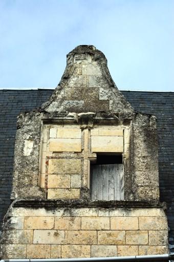 Lucarne gauche de la façade sud : vue d'ensemble.