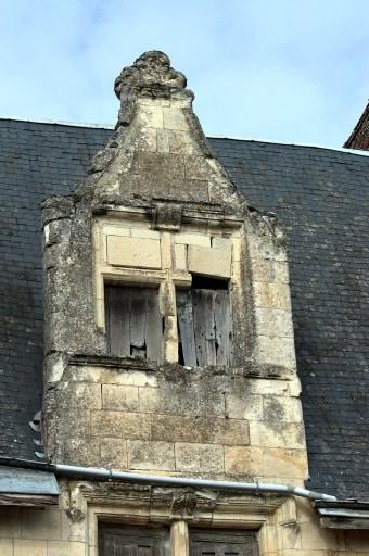 Lucarne droite de la façade sud : vue d'ensemble.