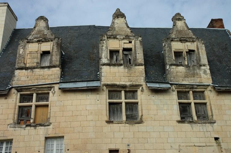 Vue d'ensemble des fenêtres de l'étage et des lucarnes.