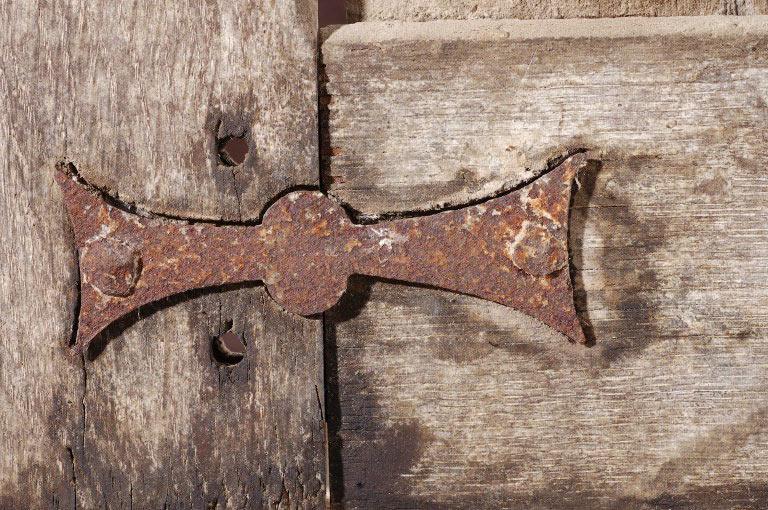 Ferrure : patte à ailerons maintenant la traverse basse et le montant gauche.