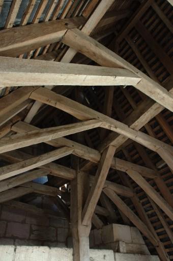 Charpente de la partie est de la maison : détail de l'assemblage du poinçon de l'une des fermes maîtresses avec le sous-faîtage.