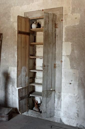 Salle de l'étage, dans la partie ouest de la maison, mur nord : fenêtre murée transformée en placard.