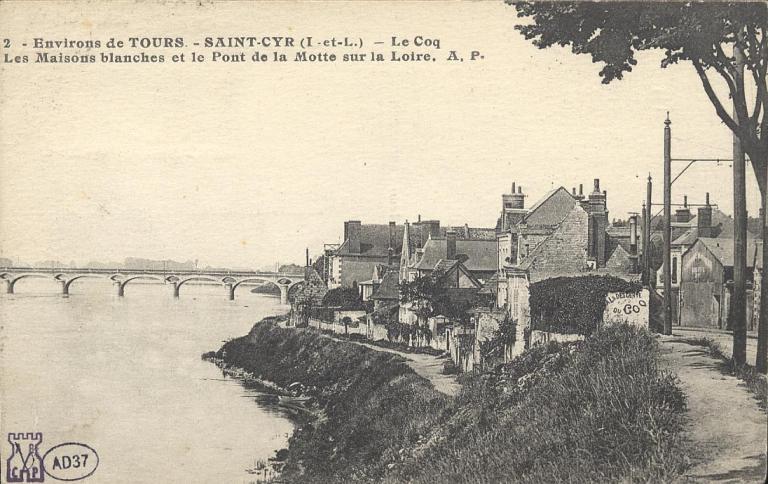 Le port de Tours, amont du pont de pierre. Carte postale ancienne. (archives départementales d'Indre-et-Loire, 10 Fi 261 1365).