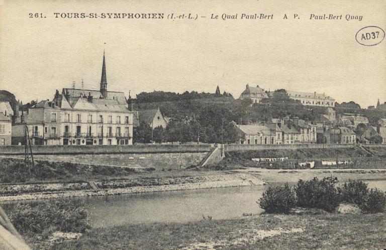 Le port de Chouzé au début du XXe siècle, vue vers l'aval, carte postale ancienne. (archives départementales d'Indre-et-Loire, 10 Fi 74-25).