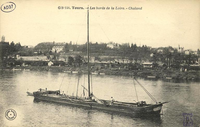 Vue d'ensemble prise du pont vers l'amont.