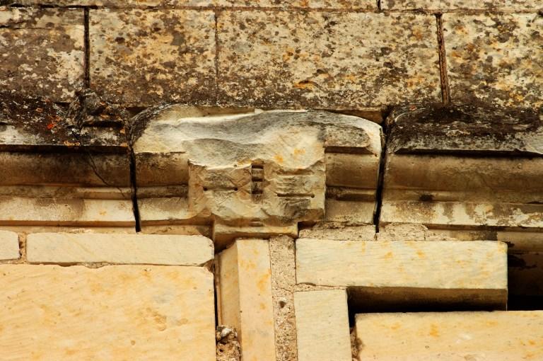 Lucarne centrale de la façade sud : détail de l'agrafe du linteau.