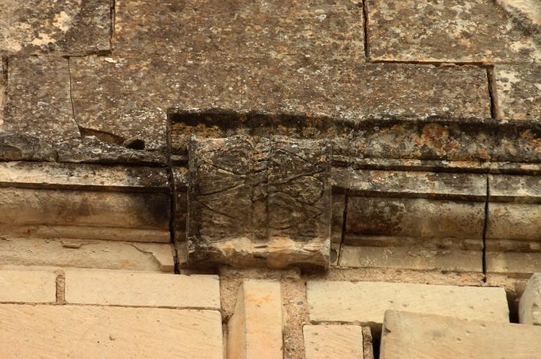 Lucarne droite de la façade sud : détail de l'agrafe du linteau.