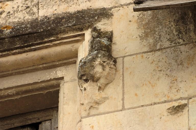 Fenêtre centrale de l'étage : détail du larmier, à droite.