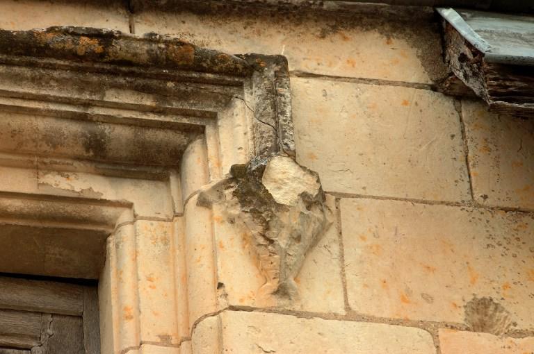 Fenêtre gauche de l'étage : détail du larmier, à droite.