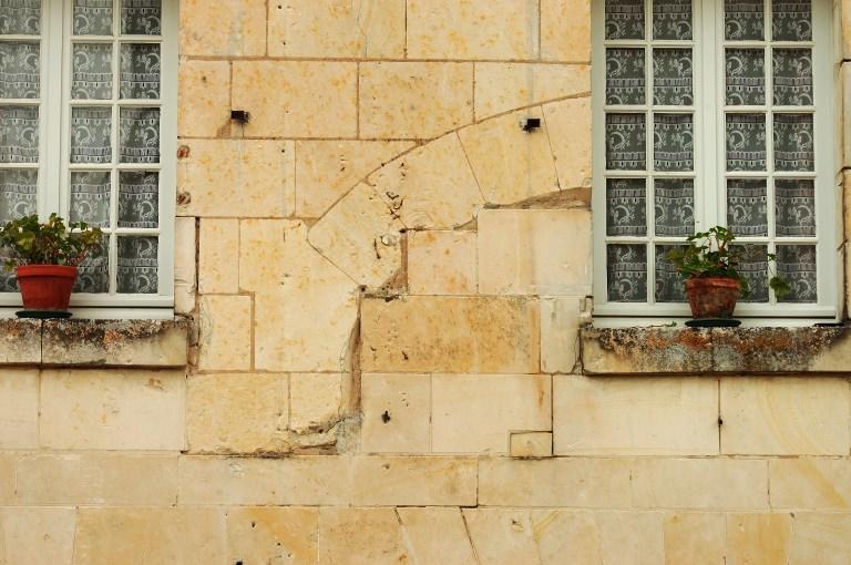 Façade sur rue : détail de l'arc interrompu par une fenêtre.