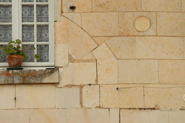 Façade sur rue : détail de l'arc interrompu par une fenêtre.