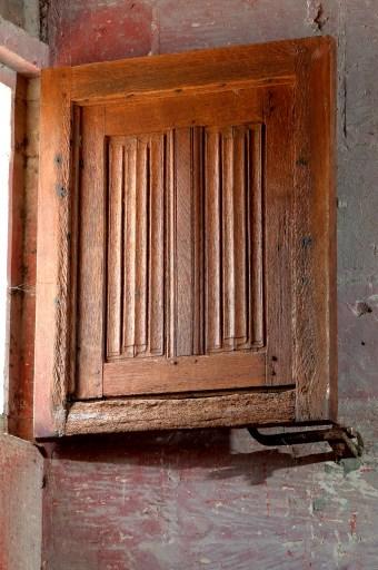 Grande salle du logis seigneurial. Châssis avec panneau à plis de serviette.