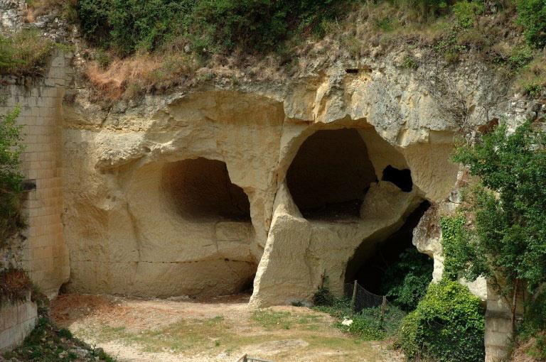 Cavités creusées dans le tuffeau près de la chapelle.