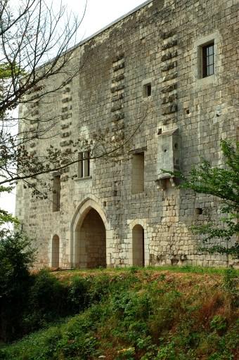 Communs : vue d'ensemble au nord-est avec la porte du pont-levis.