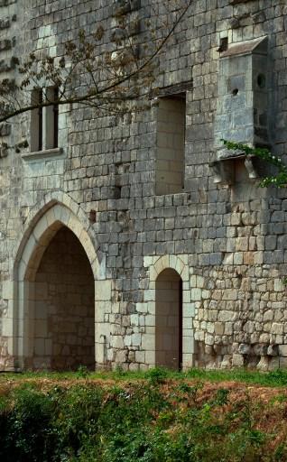 Communs : vue au nord-est avec la porte du pont-levis, détail.