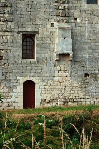 Communs : vue au nord, détail de la porte piétonne surmontée d'une baie et de la bretèche.