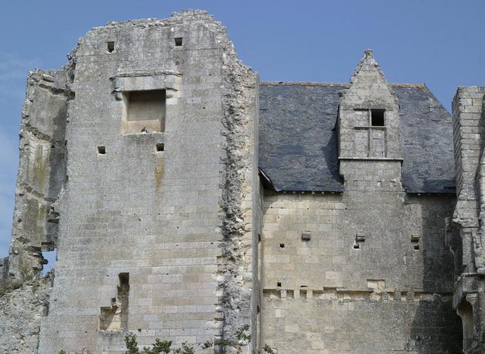 Façade sud : détail des parties centrale et gauche.