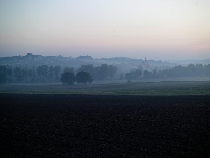 Vue à l'aube du villade de Crissay depuis Crouzilles.