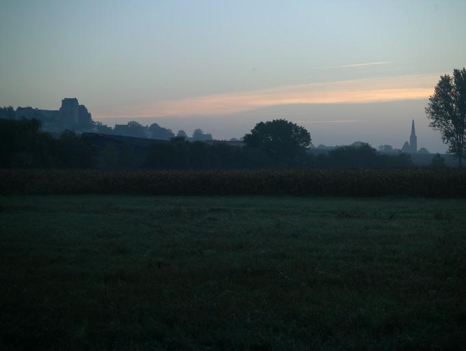 Le village à l'aube, vue prise de l'ouest.