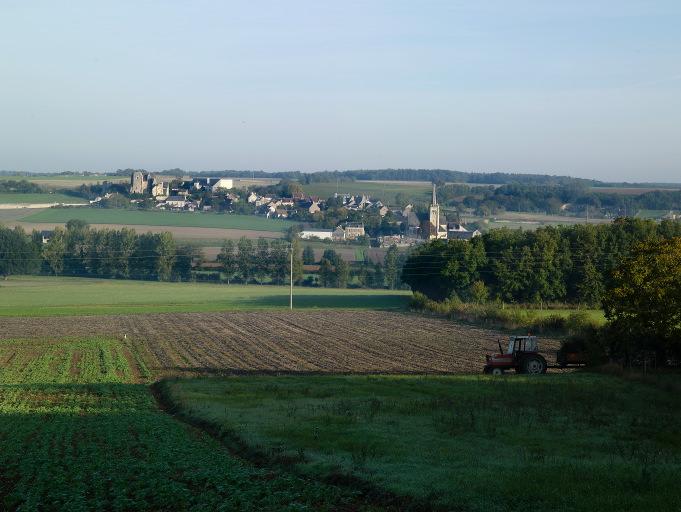 Vue d' ensemble du village (avec tracteur).