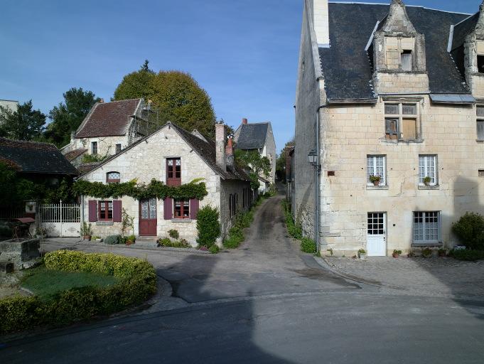 Rue de la porte Bigot depuis la place.