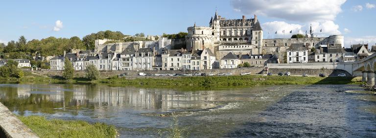 Vue d'ensemble de la ville et de la Loire vers l'amont. Photographie aérienne de Henrard, 1968.
