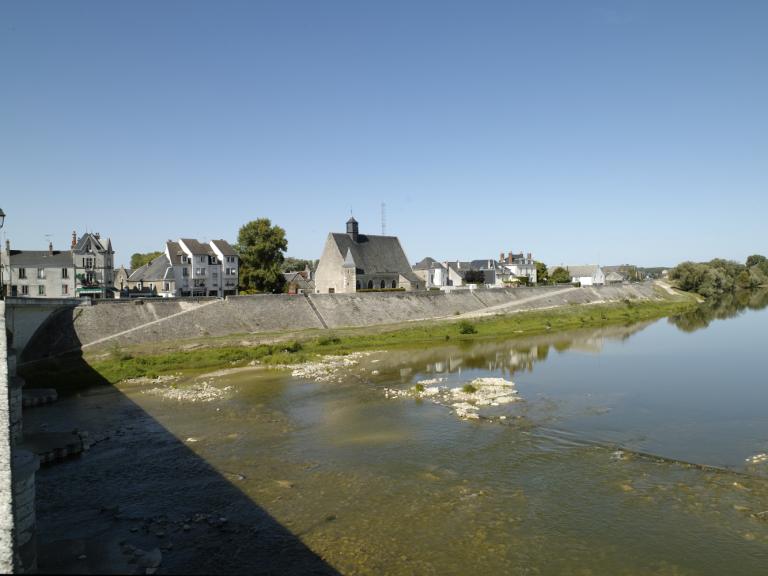 Elément métallique fixé sur le parapet du mur du quai de la ville, un peu en aval de l'entrée du canal de jonction. Cet  élément permettait de haler plus facilement les bateaux à la sortie de la gare du canal.