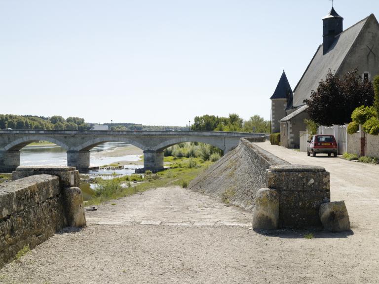 Rive gauche, la rampe et la cale situées immédiatement en amont du pont Napoléon, vue prise vers l'aval.