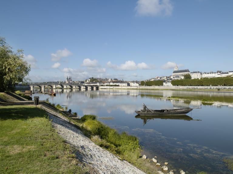 Vue d'ensemble de la Loire à Blois, en amont du pont Jacques Gabriel. Au premier plan, le port de la Creusille. ; Vue d'ensemble de la Loire à Blois, en amont du pont Jacques Gabriel. Au premier plan, le port de la Creusille.