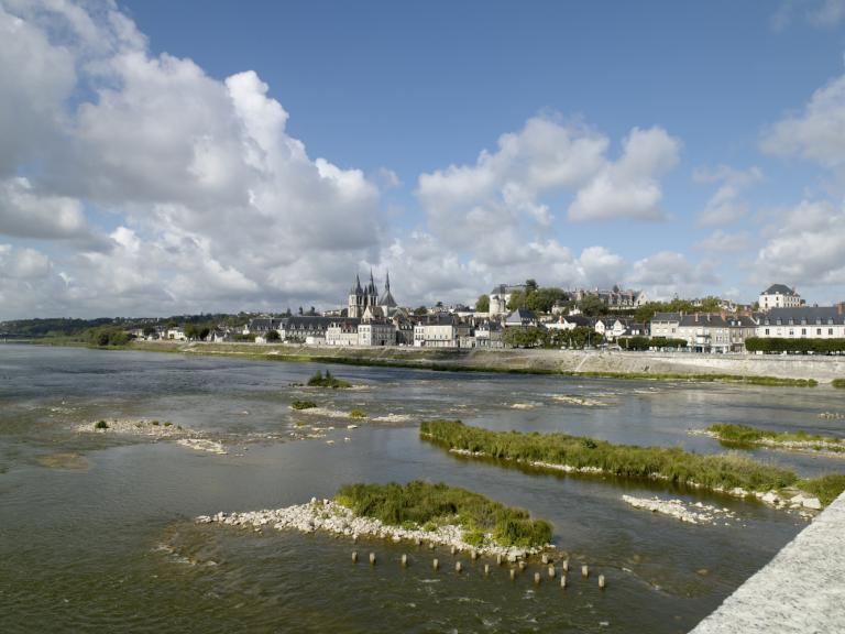 Vue d'ensemble de la Loire à Blois en aval du pont Jacques Gabriel. Vue prise du pont vers l'aval. Dans le lit du fleuve, les vestiges des piles de l'ancien pont.