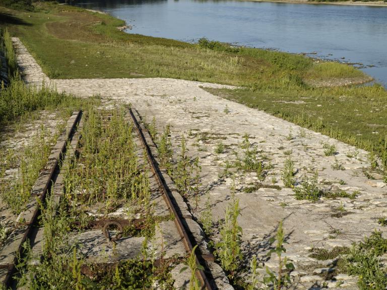 Partie basse de la cale, vue prise vers l'aval. Le rail fixé sur la rampe date des années 1950..