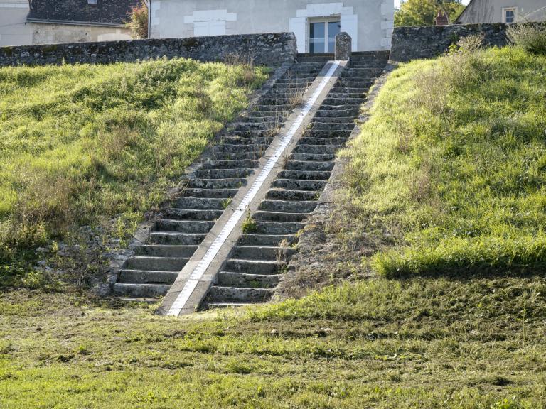 Escalier double avec échelle hydrométrique.