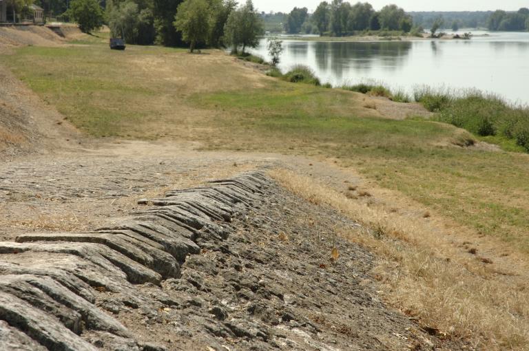 Bordure de pierres taillées et placées en quinconce.