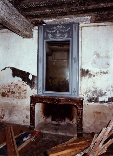 Cheminée du 18e siècle lors des travaux de 1979.