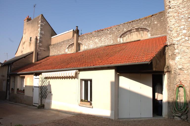 Partie haute du mur goutterot sud de la nef constituant la limite de propriété entre les 52 et 54, rue des Querres (vue prise de la propriété sise au 52 de la rue).