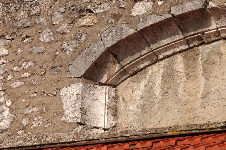 Détail de la partie supérieure de la fenêtre haute orientale du mur goutterot sud de la nef (vue prise de la propriété sise au 52 de la rue).