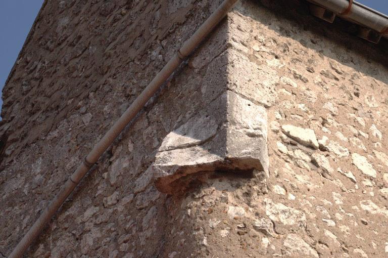 Vestige de la partie haute du contrefort de l'angle sud-ouest du bras sud du transept (vue prise de la propriété sise au 52 de la rue).