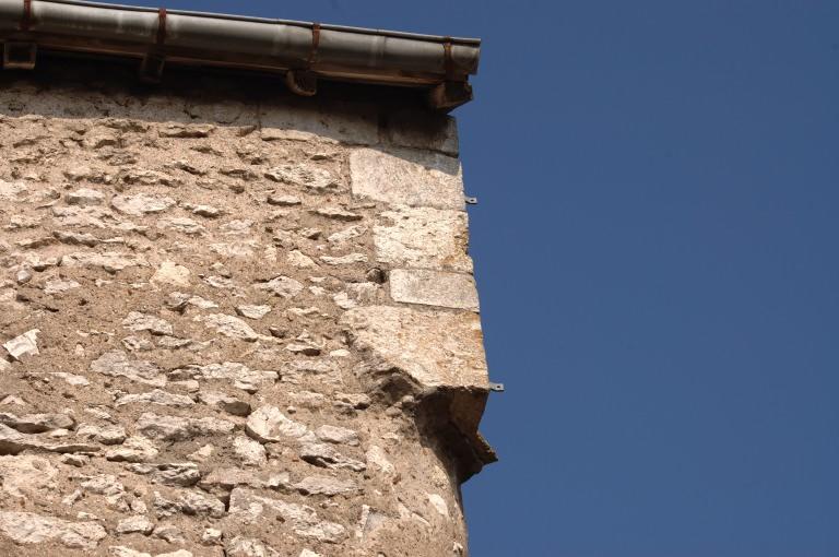 Vestige de la partie haute du contrefort de l'angle sud-est du bras sud du transept (vue prise de la propriété sise au 52 de la rue).